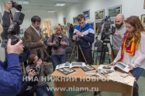 Журналисты знакомятся с фотоальбомом Волга. По следам маршрута Дмитриева в Русском музее фотографии в Нижнем Новгороде