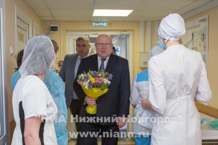 Губернатор Нижегородской области Валерий Шанцев поздравил семью Шутовых с рождением четверняшек