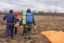 Эвакуация пострадавшего пилота с места аварии