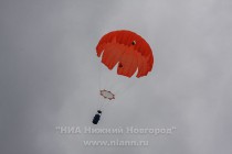 Сброс груза, в котором находятся медикаменты, необходимые для оказания первой медицинской помощи пострадавшим