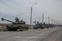 Тренировка механизированной колонны, которая примет участие в параде в ознаменование 70-ой годовщины Победы в Великой Отечественной войне состоялась в Нижнем Новгороде