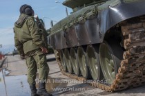 Тренировка механизированной колонны, которая примет участие в параде в ознаменование 70-ой годовщины Победы в Великой Отечественной войне состоялась в Нижнем Новгороде