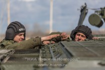 Тренировка механизированной колонны, которая примет участие в параде в ознаменование 70-ой годовщины Победы в Великой Отечественной войне состоялась в Нижнем Новгороде