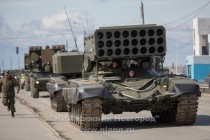 Тренировка механизированной колонны, которая примет участие в параде в ознаменование 70-ой годовщины Победы в Великой Отечественной войне состоялась в Нижнем Новгороде