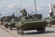 Тренировка механизированной колонны, которая примет участие в параде в ознаменование 70-ой годовщины Победы в Великой Отечественной войне состоялась в Нижнем Новгороде