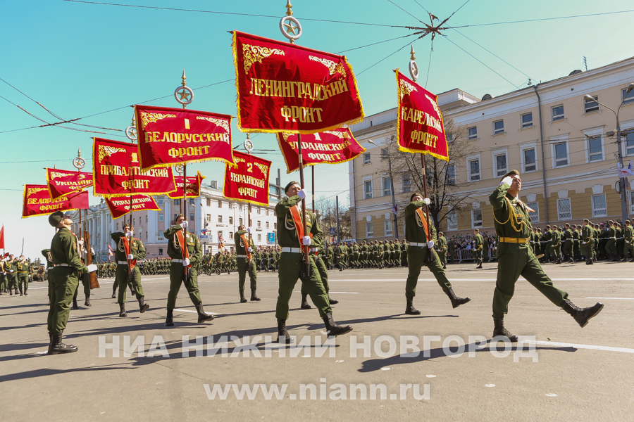 Парад в честь 70-годовщины Победы в Великой Отечественной войне начался на пл. Минина и Пожарского в Нижнем Новгороде 9 мая