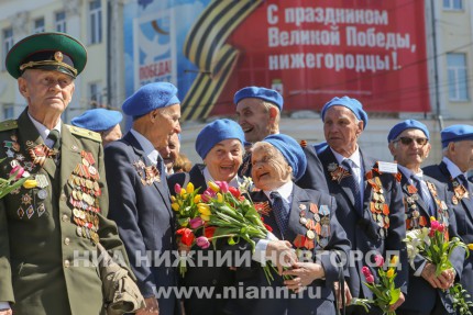 Ветераны, руководители области и города возложили цветы к Вечному огню в Нижегородском кремле