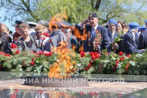 Возложение цветов к Вечному Огню в Нижегородском кремле