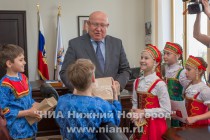 Школьники подарили Валерию Шанцеву оставшийся тираж книги