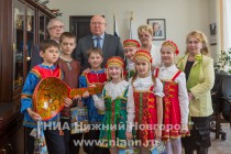 Валерий Шанцев также подарил школе №48 — огромную хохломскую ложку