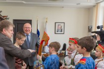 Валерий Шанцев также подарил школе №48 — огромную хохломскую ложку