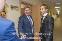 Первый заместитель главы администрации города Нижнего Новгорода Андрей Чертков знакомится со своим дублером - учеником 11Е класса лицея №38 Владимиром Кремешковым.
