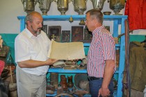 Депутат Законодательного собрания Нижегородской области Владимир Шанин и краевед Александр Дюжаков (справа налево) с книгой свадебных обысков (фото пресс-службы ОЗС НО)