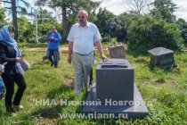 Нижегородский краевед Александр Дюжаков у надгробия А.В.Демидову – представителю нижегородской  ветви известного дворянского рода горнозаводчиков Демидовых