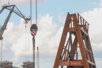 Строительные работы и подготовка к монтажу арочной пролетной конструкции на дублере Борского моста в Нижнем Новгороде