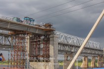 Строительные работы и подготовка к монтажу арочной пролетной конструкции на дублере Борского моста в Нижнем Новгороде