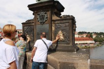 На этом месте (у подножия статуи святого Яна Непомуцкого на Карловом мосту в Праге) принято загадывать желание