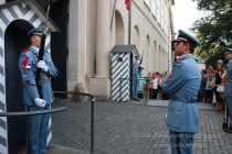 Смена караула у входа в Пражский град