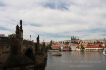 Вид на Карлов мост и реку Влтаву в Праге