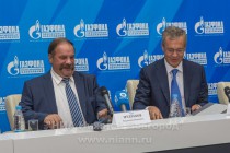 Вице-президент НПФ ГАЗФОНД Владимир Мудраков и генеральный директор ПАО ГК ТНС энерго Дмитрий Аржанов (слева направо)