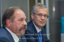 Вице-президент НПФ ГАЗФОНД Владимир Мудраков и генеральный директор ПАО ГК ТНС энерго Дмитрий Аржанов (слева направо)