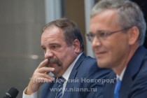 Вице-президент НПФ ГАЗФОНД Владимир Мудраков и генеральный директор ПАО ГК ТНС энерго Дмитрий Аржанов (слева направо)