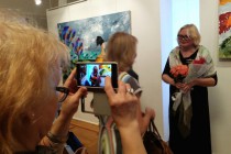 Для того, чтобы хотя бы минуту пообщаться с Наталией Панковой поклонники выстроились в очередь