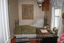 Детская комната в доме-музее, над кроватью Аркадия висит карта – путеводная звезда в дальние страны