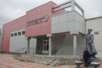 Литературный музей Гайдара, рядом с ним установлен памятник юному Гайдару скульптора Михаила Лимонова