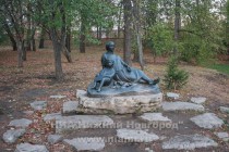 Памятник маленькому Пушкину и няне Арине Родионовне в музее-заповеднике Болдино