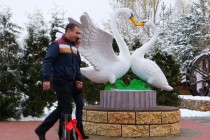 Открытие памятника лебединой верности в нижегородском зоопарке Лимпопо
