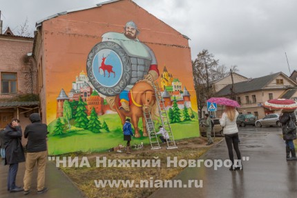 Изображение богатыря на коне и со щитом в стиле граффити нарисовали уличные художники на здании по улице Пешкова в Нижнем Новгороде