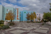На территории парка львов Тайган расположена гостиница Сафари, а из ее окон можно наблюдать за львами и львицами, которые предстают перед взором посетителей парка во всей красе в лучах роскошного закатного степного солнца