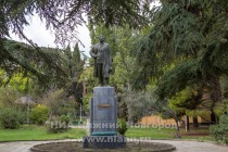 В Приморском парке установлен памятник А.М.Горькому, побывавшему в Алуште в 1891 году и прошедшему пешком все Южное побережье