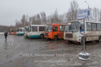 Стоянка социальных автобусов городских маршрутов рядом с автостанцией Щербинки в микрорайоне Щербинки-2