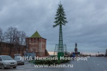 Монтаж главной новогодней елки начался в Нижнем Новгороде