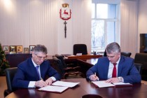 Глава Нижнего Новгорода Иван Карнилин подписал контракт с главой городской администрации Сергеем Беловым