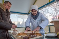 Раздача горячих обедов и новогодних подарков людям без определенного места жительства