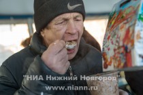 Раздача горячих обедов и новогодних подарков людям без определенного места жительства