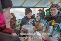 Раздача горячих обедов и новогодних подарков людям без определенного места жительства