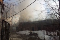Горит заброшенное здание на ул. Большой Покровской