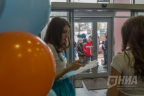 Несмотря на воскресный день около входа во флагманский центр продаж и обслуживания Ростелеком было многолюдно