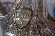 Кубок сделан из серебра 925-й пробы, снаружи покрыт позолотой, масса кубка составляет 26 кг 800 гр