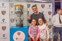 Хоккейные поклонники фотографировались с главным трофеем Чемпионата КХЛ