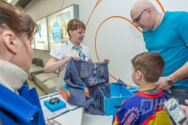 Пока одни фотографировались с Кубком, другие приобретали приставку Интерактивное ТВ 2.0