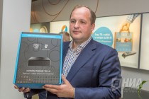 Вице-президент-директор макрорегионального филиала Волга ОАО Ростелеком Дмитрий Проскура представляет приставку Интерактивное ТВ 2.0