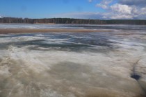 Двое мужчин провалились под лед на снегоходе в акватории Горьковского водохранилища