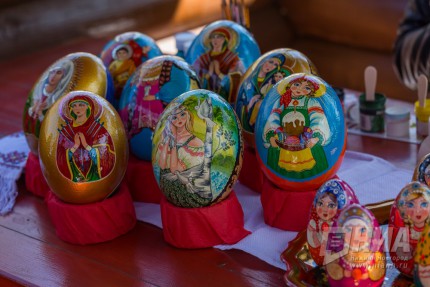 Выставка расписанных к Пасхе страусиных яиц в зоопарке Лимпопо