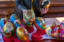 Выставка расписанных к Пасхе страусиных яиц