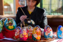 Выставка расписанных к Пасхе страусиных яиц